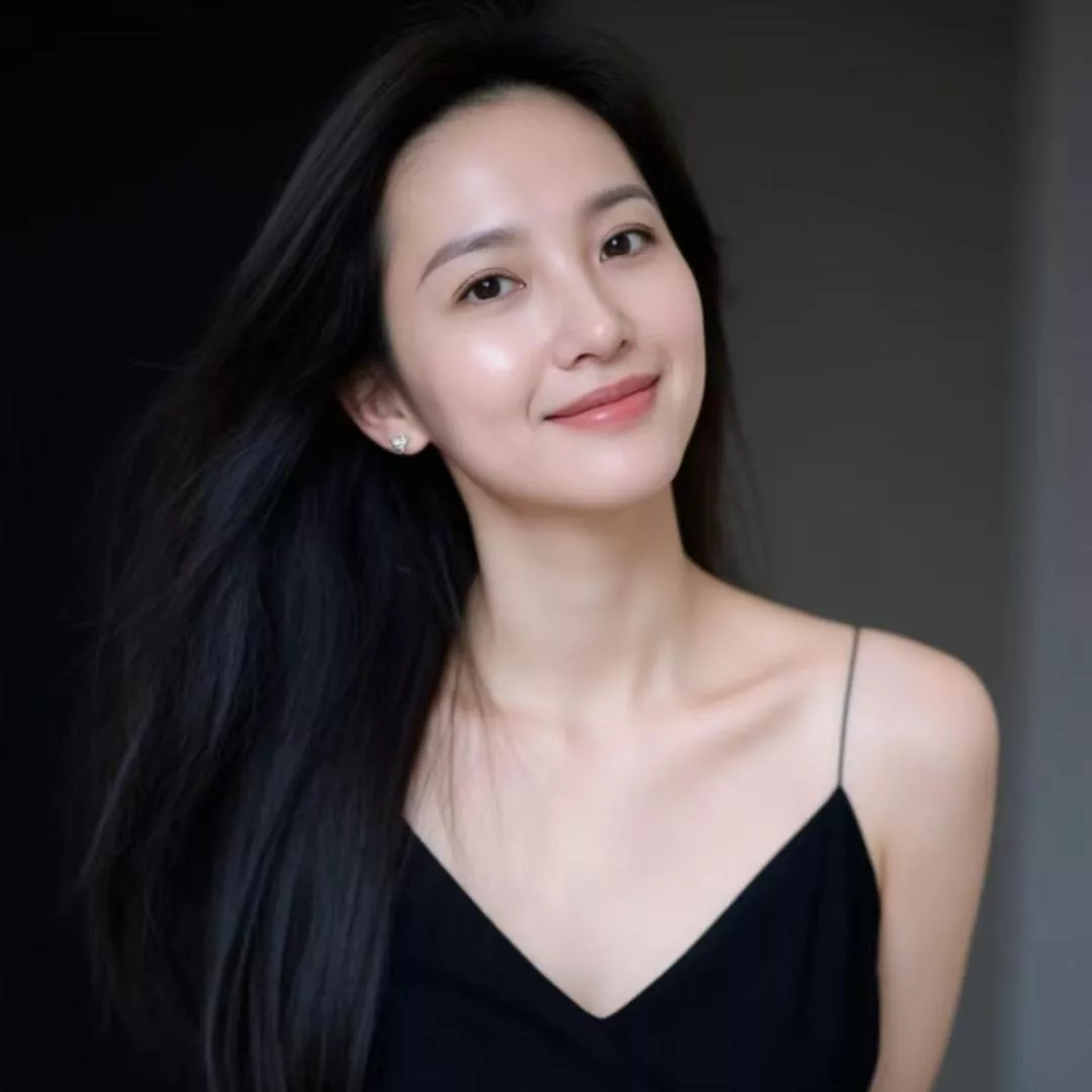 优雅的黑裙美女，微笑着，散发着迷人的魅力！