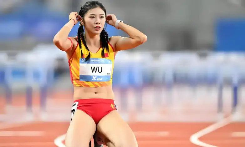 “在亚洲只要我不失误，冠军肯定是我的。”
这是吴艳妮半年前的原话。半年后，她面对名古屋亚运会的表态变成了：“和日本选手相比，我还差很多。”
吴艳妮选择了先看清差距，再去追赶差距 ​