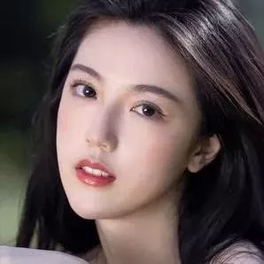 清新自然的美少女，仿佛沐浴在阳光下。