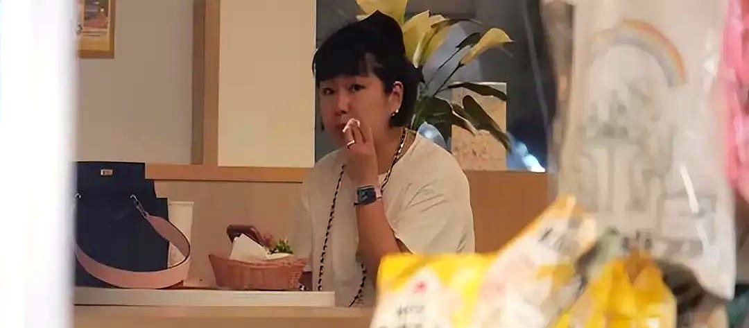 Selina接孩子放学的照片曝光后，评论区里冒出不少嘲讽她身材走样的声音。

照片里的她穿着日常，确实圆润了。没有了舞台上的精致，多的是柴米油盐的烟火气。

可有些人偏要盯着“发福”“大妈”这些字眼不放。任爸看不下去了，连夜出来护着女儿，说她现在生活充实，永远是自己最爱的宝贝。

想想她当年经历过那