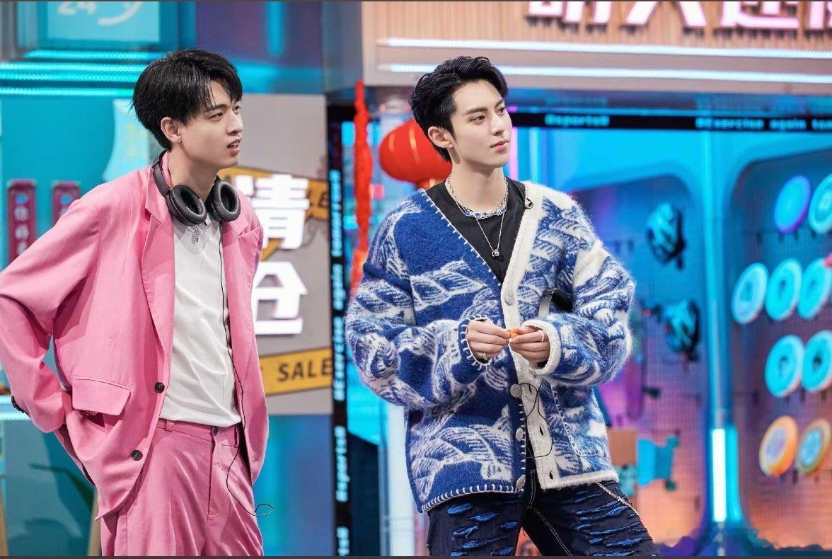 #王鹤棣[超话]#想你们了秦凯旋你给我回来不磕假cp要磕就磕贤棣不高兴和没头脑要做一辈子的好兄弟誓死守护不服来 ​