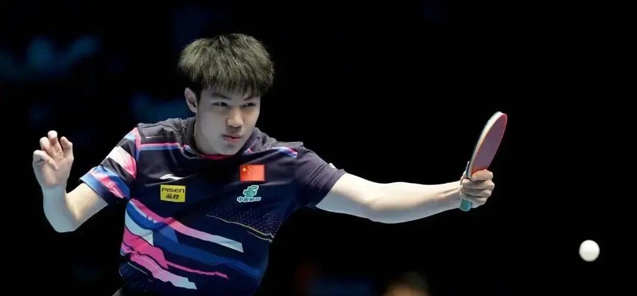 日本世界冠军0:3被打崩三局仅得16分，国乒小将挽救5个赛点绝境翻盘，大满贯首日谁扛住了谁崩了
北京首钢园男单首轮，篠塚大登第一局4比11，第二局8比11，第三局又是4比11。三局加起来只拿了16分，对手莫维利亚努甚至是从资格赛打上来的罗马尼亚选手
这不是一场势均力敌的较量，这是一场被按在地上摩擦的
