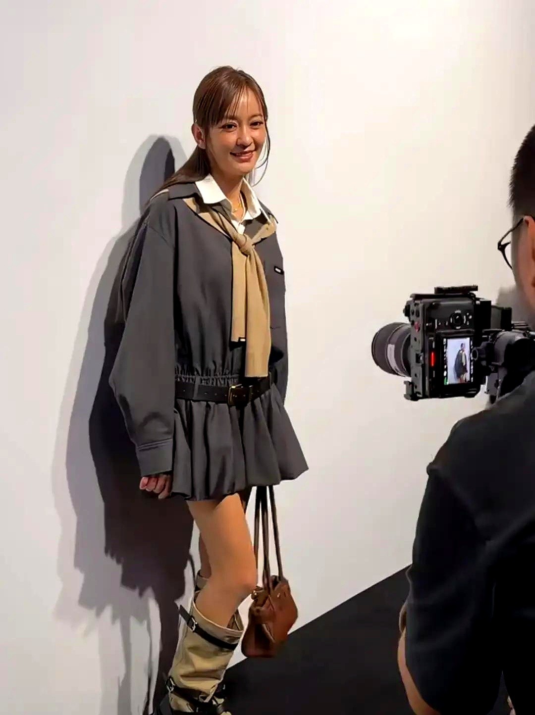43岁的陈意涵，被嘲老成了53岁。

眼窝凹陷、法令纹深，评论区一堆人冷嘲热讽。她倒好，直接甩出无滤镜怼脸照：两个孩子的妈，凌晨三点还要喂奶，天天五点喂奶、七点进组拍戏、收工哄睡。

更窒息的是家里。婆婆非要让孩子上早教班，指责她天天带娃户外跑不够稳重；老公常年在外面拍戏三个月不沾家。大娃吐床、小娃