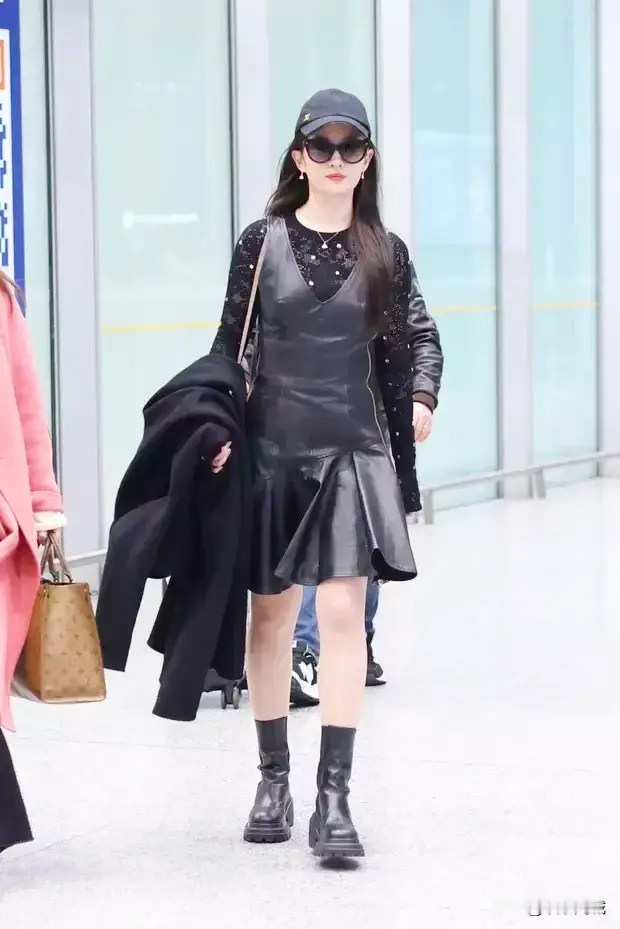 刘亦菲黑色蕾丝搭配皮裙 酷飒中带着可爱俏皮