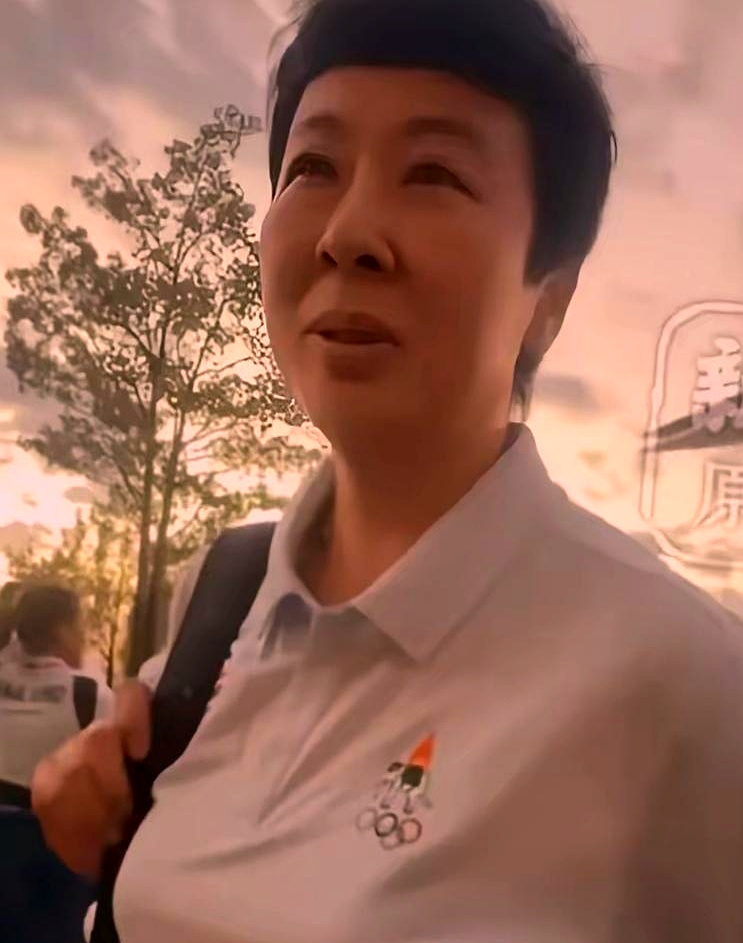 中国女排在亚运会决赛3比0干脆利落击败日本夺冠，赛后杨昊没光顾着庆祝，反而小跑走向看台找到冯坤，俩人抱在一起热聊，甚至还一起打气，希望中国队和泰国队都能闯进洛杉矶奥运会
 

很多人觉得奇怪，冯坤作为前国手怎么还挂念泰国队？
 

其实她丈夫就是泰国女排主教练加提蓬。
 

之前有记者追问她中泰交手