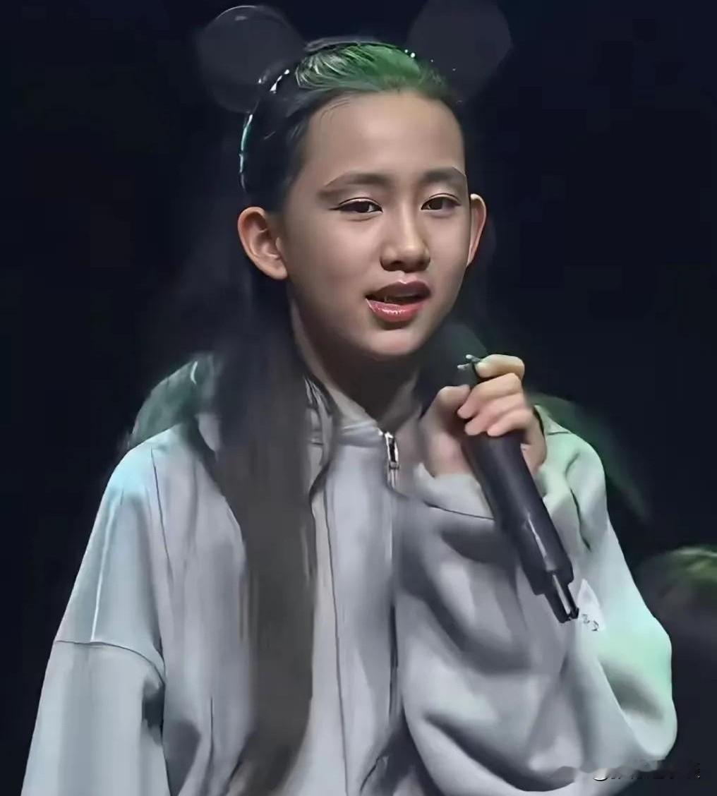我把话撂这儿：黄磊砸再多钱，二女儿也火不了。别急着抬杠，你地铁上刷到她照片就明白了——那眉眼，跟黄磊一个模子倒出来的。
说实话，黄磊这口碑是肉眼可见地往下走。早些年谁不喊他一声黄老师？会做饭、疼老婆，在灶台前颠着勺还不忘念叨一句“火候差了点”，妥妥的国民好男人。结果综艺上多了，那股逮着谁都要指点两句