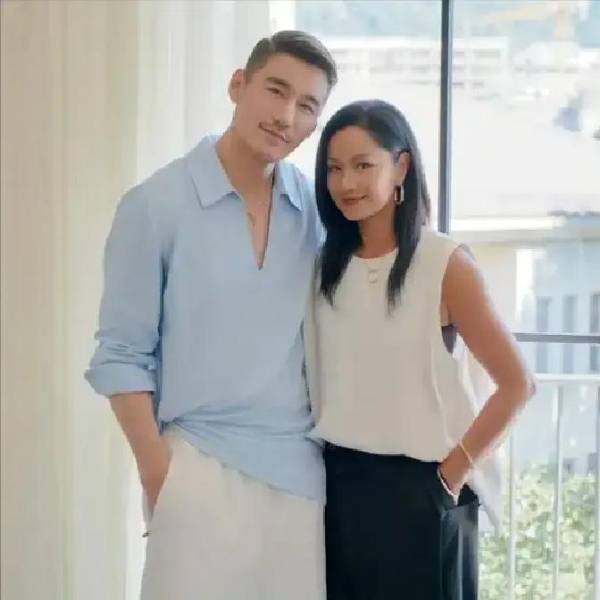 在北京胡同里，一位摇着蒲扇的街坊大爷，笑呵呵地对并肩走过的胡兵和瞿颖打趣道：“拍挺好！拍完了，那什么，喜糖啥时候发啊？”
 
瞿颖先笑了出来，肩膀轻轻撞了下胡兵。胡兵摇摇头，嘴角弯了弯，没接话。
 
走出胡同，车在路边等。胡兵拉开车门，手习惯性地挡在门框上沿。瞿颖坐进去，他关上门，自己从另一边上车。