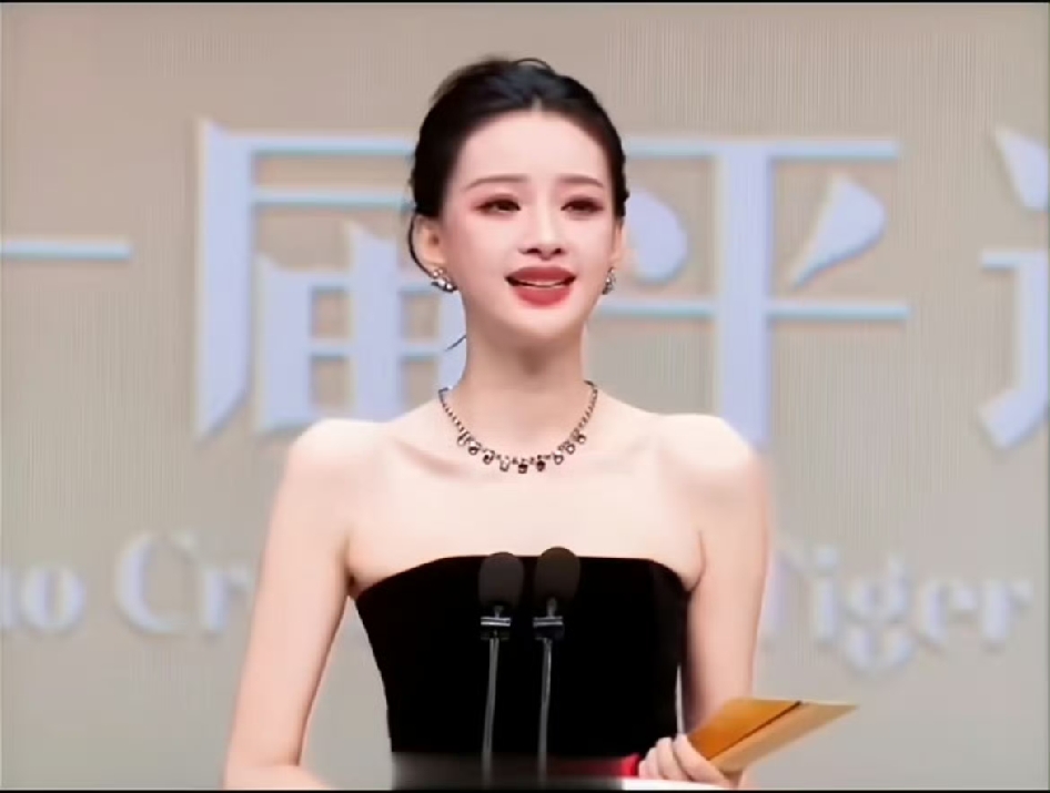 奉劝所有人：别再把分手撕破脸，当成真性情！真正的人品，全看董子健和孙怡！
 
全网彻底刷屏！
这次颁奖礼短短一秒镜头，吊打整个娱乐圈的虚伪和狭隘！
 
孙怡高光领奖、站在万众瞩目之巅。
导播切到台下董子健的瞬间，全网沉默！
 
不躲、不避、不装冷淡、不刻意划清界限。
目