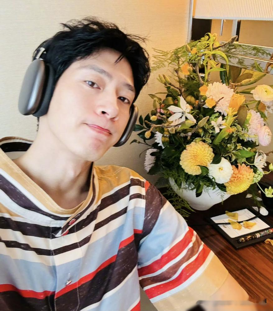 你见过剧还没拍，演员先被剧粉逼到退组的吗？
井柏然这波操作，属实是把娱乐圈的雷区全踩了一遍。
9月11号，剧粉跑孙千超话求安慰，井柏然顶着剧中角色栾念的名头直接插话：我还在这呢！你可以写辞呈了！！！ 那股子争风吃醋的劲儿，隔着屏幕都呛人。
两周后，他拉着刘雯坐进李荣浩演唱会。李荣浩当场喊他剧里