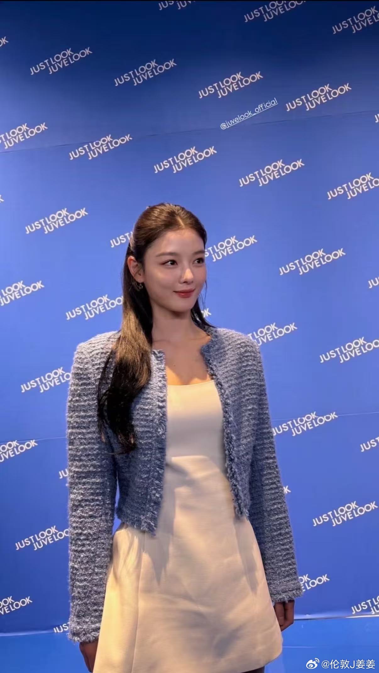 最近韩女新宠Juvelook，真是越挖掘越惊喜，韩国很火的的演员金裕贞也代言了这款童颜！忍不住给老婆们先分享一下Juvelook的妙处。Juvelook分为两大版本，蓝瓶和黑瓶，可以针对性的解决不同的面部问题。如果说玻尿酸是“临时充气”那 Juvelook 就是让皮肤自己长出胶原，没有僵硬的“科技脸”而是自然饱满的“原生感”🔍它到底为什么这么火？✅先说配方硬核双配方：85聚乳酸%➕15%透明质酸PLA聚乳酸是以乳酸为单体聚合的绿色生物材料，是由玉米、木薯、淀粉等再生资源中提取的，具有良好的生物兼容性和生物可降解性而PDLLA童颜胶原 ，不是单纯的聚左旋乳酸，而是聚双旋乳酸，不仅可以持续再生紧致！炎症反应也会更轻、恢复更快；降解过程更稳定、效果可控；微球结构均匀降解、不会出现疙疙瘩瘩的情况。HA玻尿酸，告别童颜等待期即时补水，即刻可以显著改善皮肤水润度和整体质量，微球持续诱导组织再生，长期改善皮肤质量、恢复组织容量。✅再说工艺Juvelook掌握新一代专利微球工艺球体外部结构为多孔...