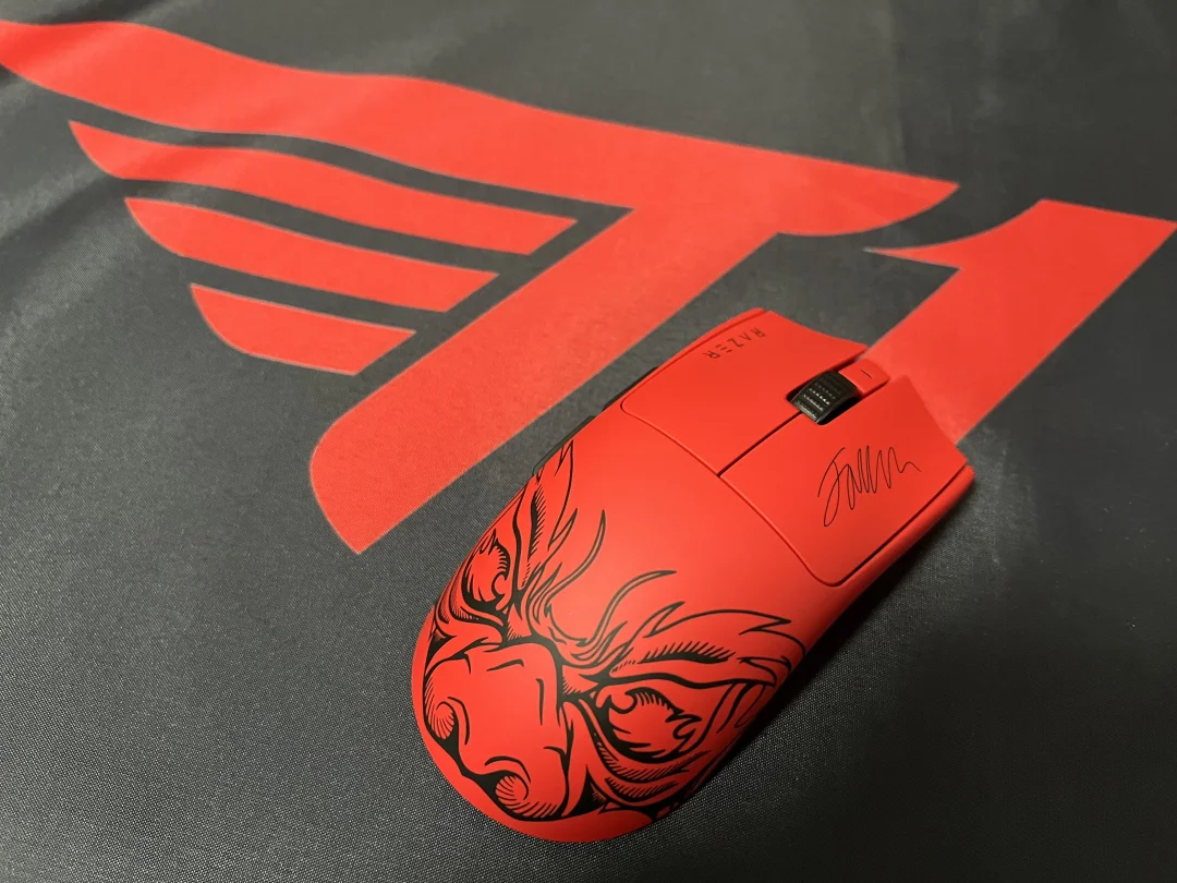 刚想起来家里正好有个T1的旗子，果断出一波图，帅的吧？～[doge]