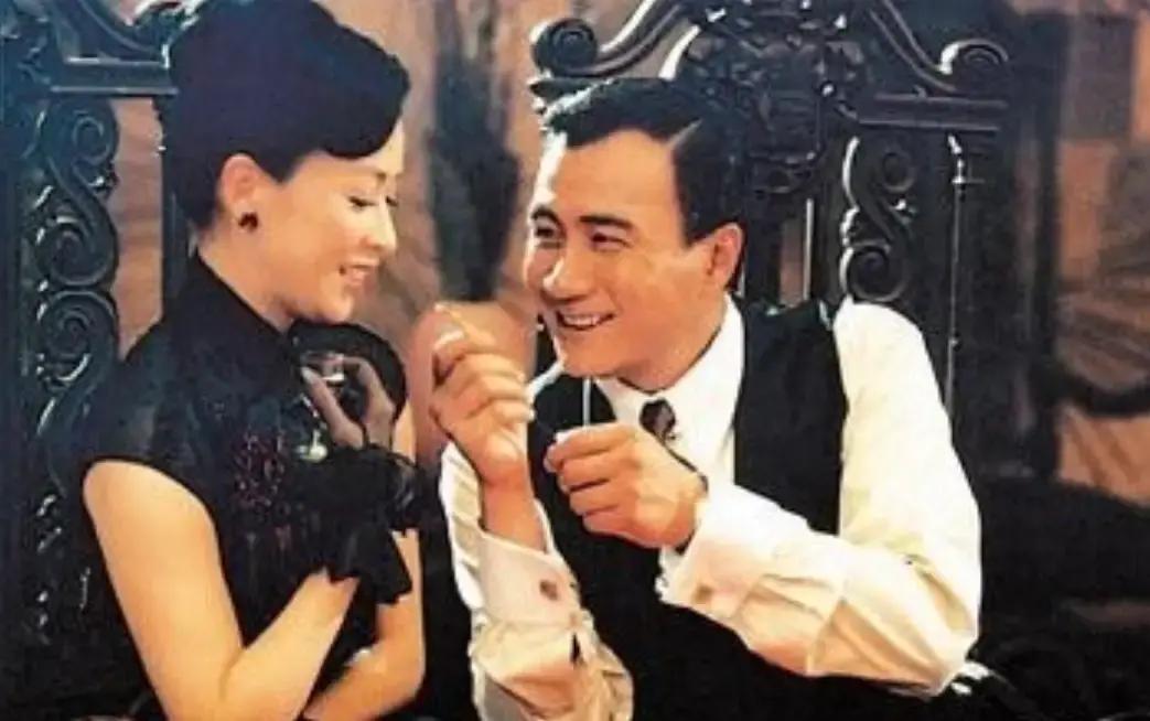 一次，胡军对膝下无子的刘嘉玲说：“姐，想要儿子么？”刘嘉玲一口干完老村长：“别开玩笑了，下辈再说吧！”胡军连忙拦住说：“姐，我的儿子，白送的要不要？”
 
刘嘉玲放下杯子，抬眼看他。胡军脸上没有玩笑的神色，手指在桌上轻轻敲了两下。
 
“康康？”她问。
 
“他喜欢你。”胡军说，“昨天收拾书包，把你