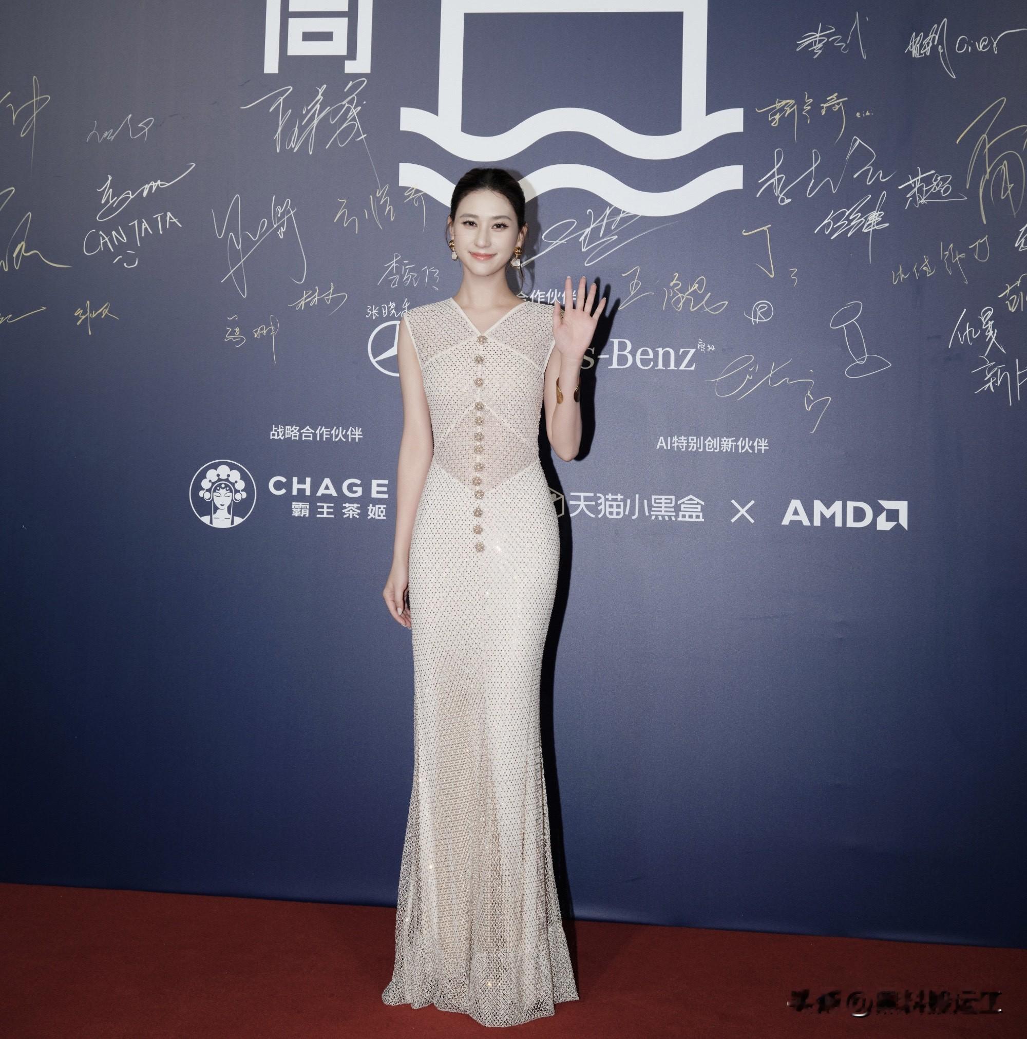 何超莲的裙子对身材要求极高，完全藏不住一点赘肉，她穿得是该死的好看。