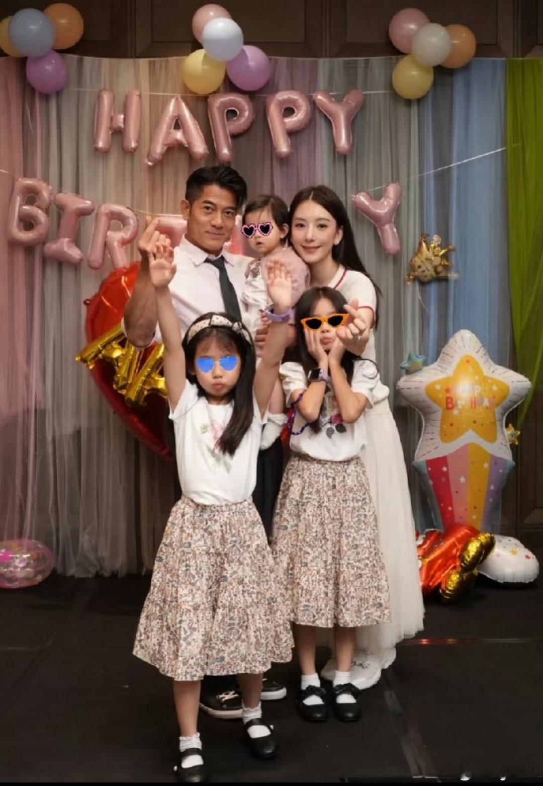 郭富城小女儿都长这么大啦✨
一家五口同框，基因真的太强大
三个小姑娘个个清秀好看，颜值在线
方媛和郭富城把日子过得温馨又幸福

#郭富城一家五口 #郭富城女儿 #方媛 ​