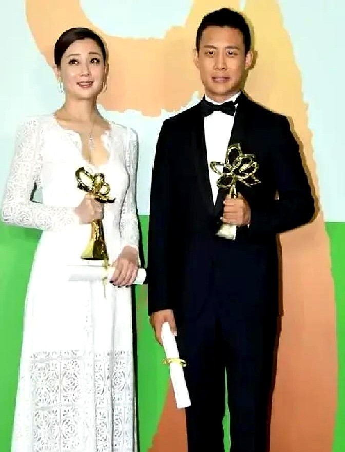 殷桃接《鸡毛飞上天》提了个要求：带人进组演陈江河。导演一看是张译，当场同意。

拍重逢戏，殷桃掏出褪色塑料纽扣，声音一哑，张译眼圈红了，死死攥住她的手。拍初次赚钱夜戏，张译数完毛票，顺势加了抱头下蹲的动作。

那场争吵戏，殷桃把搪瓷缸子扫落在地，按剧本张译该摔门而出。结果他没走，蹲下捡起缸子说了句“