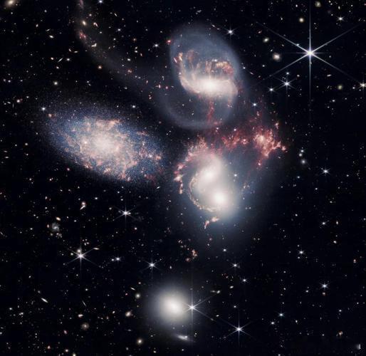 看到一条新闻，科学家发现了新的星系#科技前沿# 宇宙真的好大，人类好渺小。 
但我们依然在探索未知，这就是文明的意义吧。 
希望未来能有更多突破，让梦想照进现实。 
仰望星空，脚踏实地。 ​