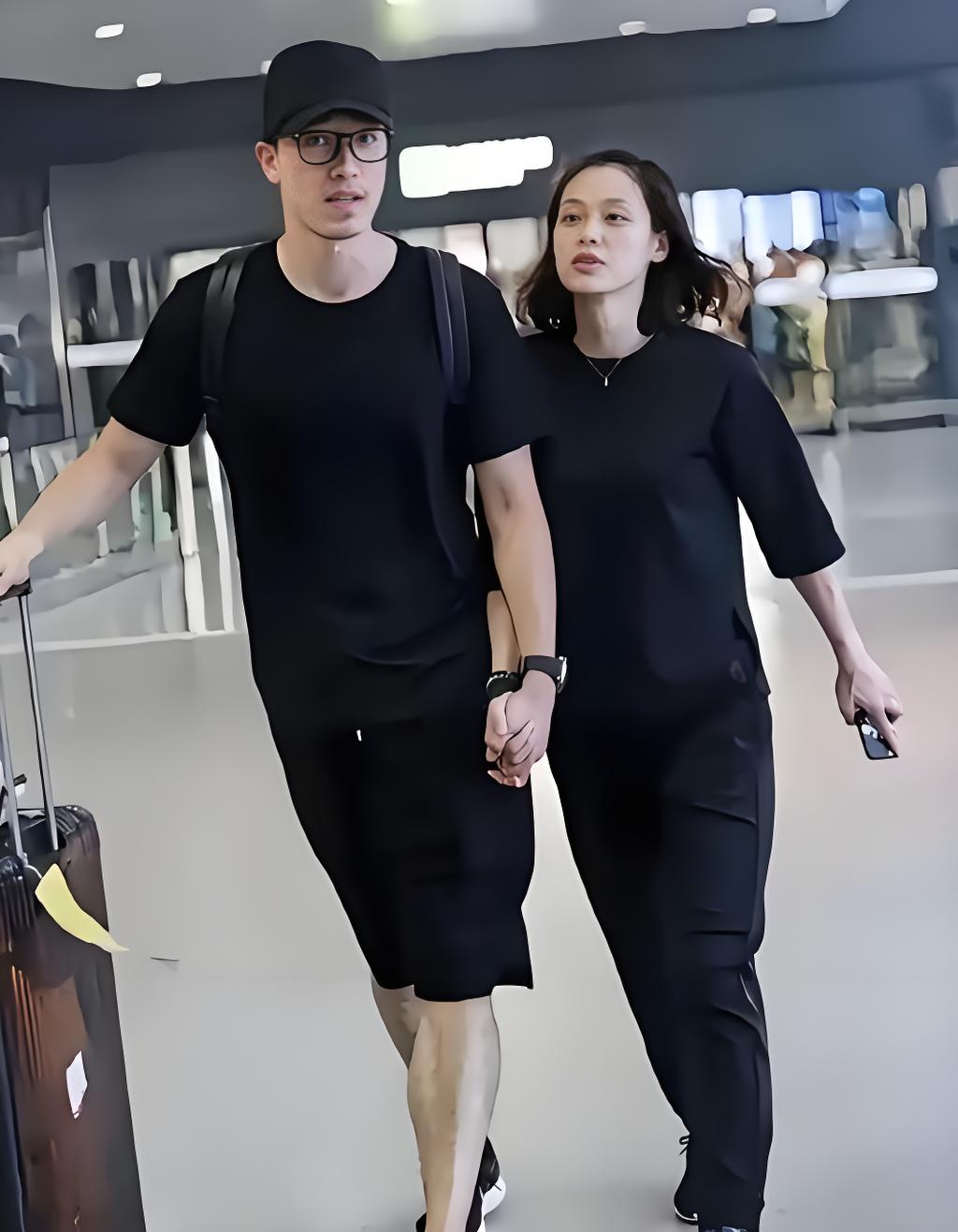 如今43岁的刘翔，不上班不创业，婚后十年低调生活、无儿无女，日常只是在上海街头悠闲遛狗。不少人替他惋惜，觉得身价过亿的奥运飞人，本该轰轰烈烈，不该就此平淡度日。
可纵观他的职业生涯，48次大赛36次夺冠，两次跟腱断裂身负重伤，巅峰时承受全网追捧，低谷时受尽谩骂非议，他从未辩解半句。很多人觉得他亏欠赛