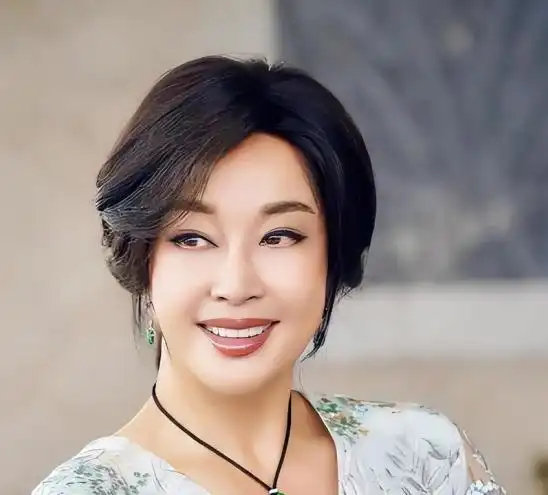 真是不查不知道，原以为刘晓庆身家过亿，在北京住着4000平豪宅，75岁还在拍戏，钱应该多到花不完 ​