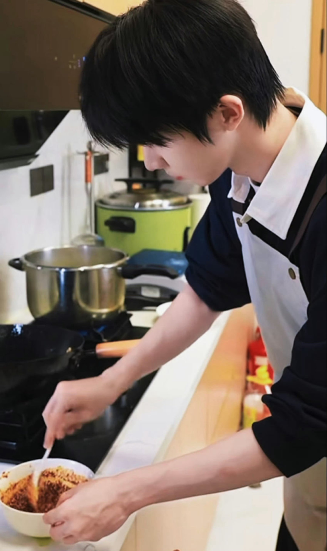 #祺我[超话]#
【摇摇车】
◎夫妻向
◎被孩子发现！
“笑笑乖。”
“笑笑爱坐摇摇车对不对”
“告诉我，你会因为什么而快乐。”
🔞
🔑:他生日 ​