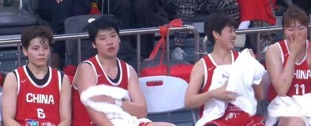 中国女篮77-88输给尼日利亚，半场分差拉大到29分，宫鲁鸣一脸严肃...