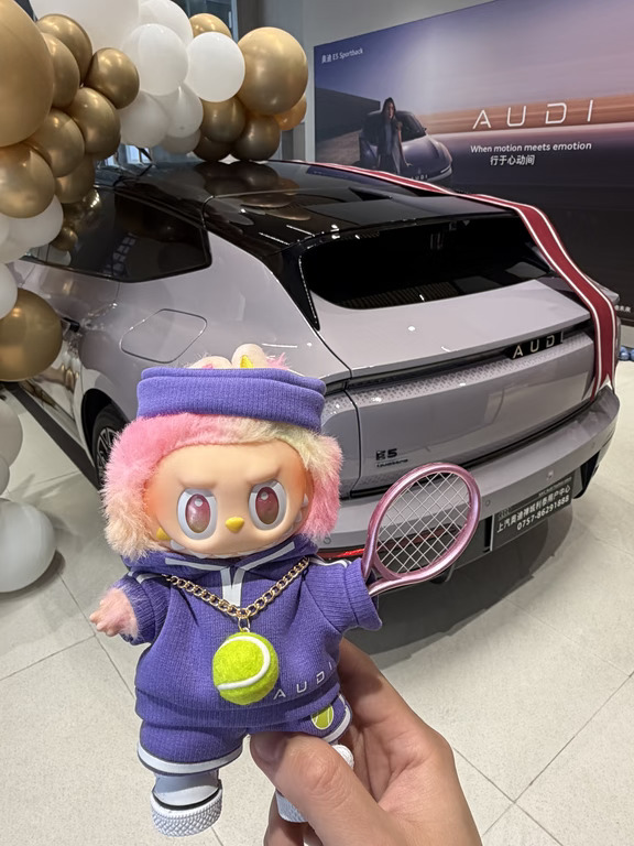 免费拿！奥迪试驾解锁钦文同款手办✨太香了
奥迪这波真的疯了！零成本薅冠军周边谁不冲😭
不用买车！到店试驾就送郑钦文同款手办
网球女孩、粉丝直接狂喜！含金量直接拉满💛
终于打卡冠军同款上汽奥迪！
试驾了超火的E5、E7X，颜值质感双在线
流线轿跑车身超耐看，整车高级感爆棚
内饰满满的科技轻奢风，坐进去氛围感直接拿捏🚗
上手超好开！操控顺滑、底盘稳
提速平顺不突兀，日常代步、出游都巨合适
终于懂为什么钦文会选择奥迪，真的又帅又好开！
🔥专属限时福利（划重点！）
✅到店试驾奥迪指定车型
免费领取钦文同款手办周边
不用消费、纯试驾就送，收藏拉满！
福利叠满！订车还有超多专属礼遇
机会有限，手慢无！
喜欢钦文、想体验豪华电车的宝
赶紧预约试驾，把冠军同款带回家✨
#试驾AUDI享钦文同款手办 #奥迪试驾福利 #郑钦文同款 #奥迪E5 #奥迪E7X #豪车试驾 #薅羊毛攻略 #奥迪宠粉#南区创领先锋赛