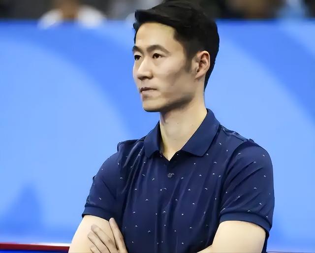 21岁小将扛四线！王励勤铁腕治军，国乒男队这次玩真的？

正文：

名古屋亚运会倒计时一个月！国乒男队彻底变天了，这次居然没带一个30岁以上的老将，全由年轻人挑大梁。王楚钦三线作战坐镇核心，21岁的林诗栋更是直接包揽男团、男单、男双、混双四项，成为全队唯一的“四线全能战士”。王励勤这次是真的动真格了