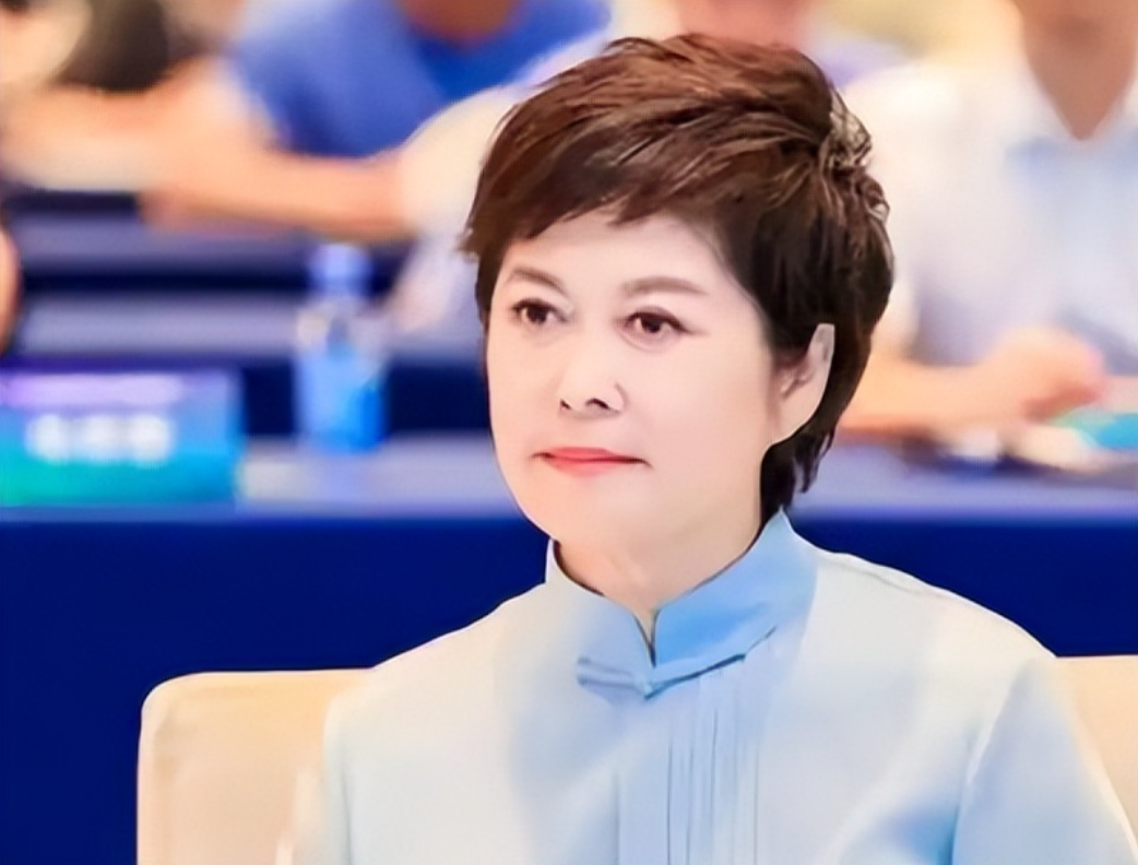 敬一丹走了两天了，恶心的事还在发酵。
9月13号上午，女儿在公众号发了讣告。71岁，三个月前在哈尔滨突发脑出血，转北京治了整整三个月，没挺过来。

消息刚出，白岩松、韩乔生、曹可凡都发文悼念。可讣告发出不到三个小时，评论区画风就变了。
大批自媒体蜂拥而上，翻出她丈夫王梓木是华泰保险创始人，女儿王尔晴