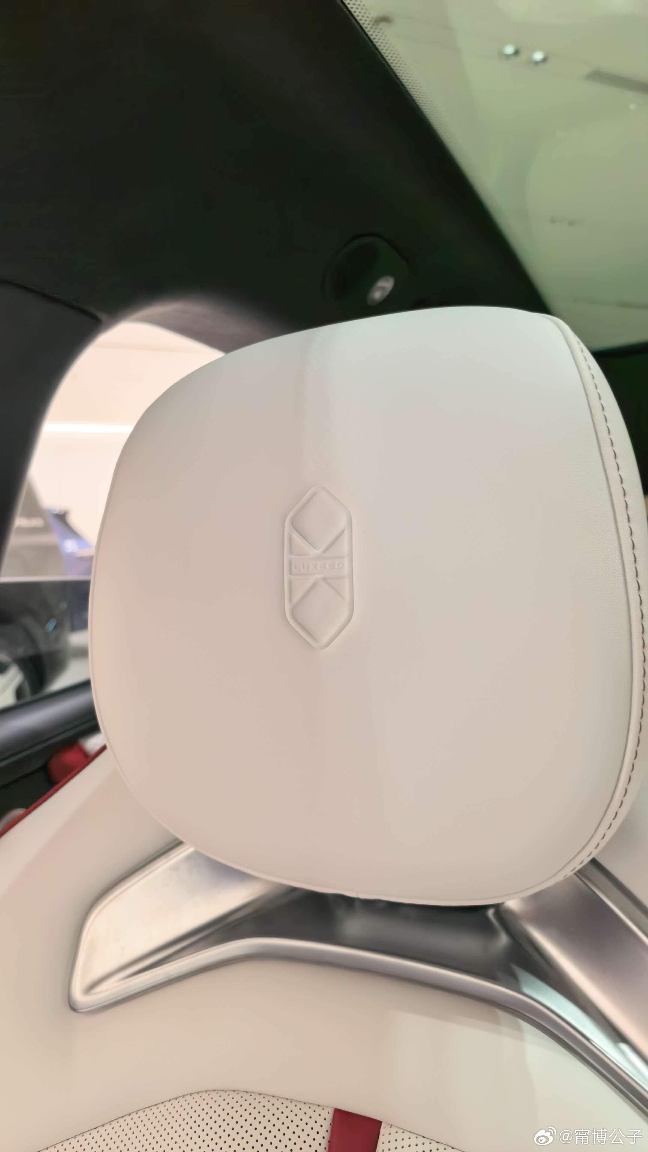 门店打卡智界RX闪蝶蓝现车🚙
唯有亲眼看见，方能感受车漆的细腻质感。
利落的车身姿态配上深邃的蓝，颜值很能打。

#智慧出行体验##智界RX##智界RX由奔驰AMG调校大师调校##鸿蒙智行[超话]# ​