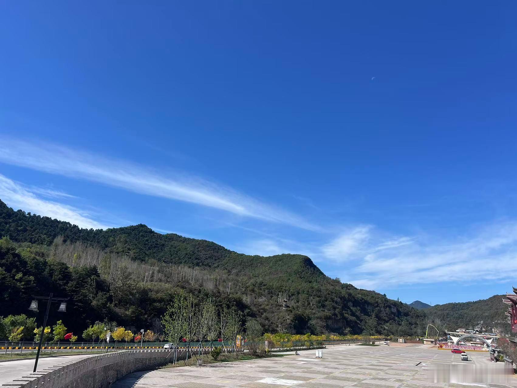 入手深蓝SL03之后，就一直想带家人出去转转，这次终于安排上，是我们一家三口第一次野炊。
收拾装备的时候还在担心，帐篷、天幕、露营推车，还有一大堆食材、宝宝的各种小东西，东西真不少，怕塞不下。结果SL03后备箱挺能装，全部放进去还有富余，出乎我的意料。一路上开着很平顺，车内安静，娃坐在安 ​