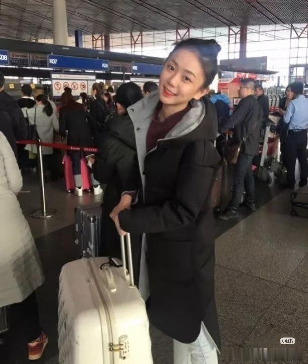 冯禧早期原来这么漂亮吗
难怪能嫁给许嵩 ​​​