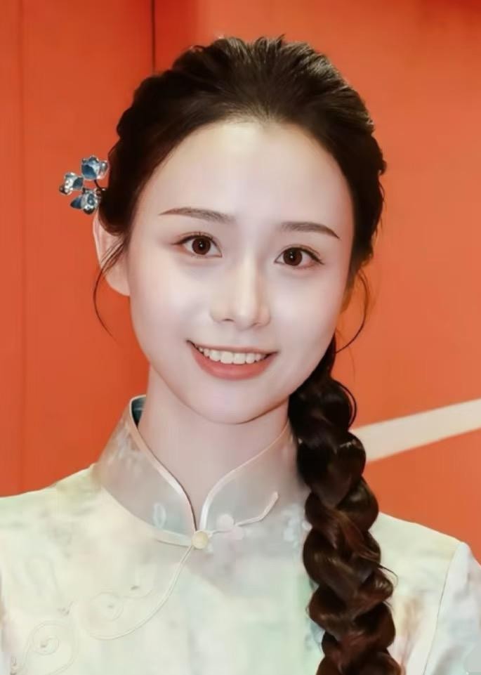 别光盯着王晓慧眼红了，换成普通人，天上掉下这么大块馅饼你根本接不住。
短剧《阿嬷的情书》到底有多火？那句“吾妻淑柔”一出来，不知道看哭了多少人，也让王晓慧这个名字一夜之间传遍大街小巷。
很多人觉得她就是运气爆棚，刚好撞上了一个能共情的好角色。
真不是这么回事。
泼天的流量砸过来的时候，谁能保
