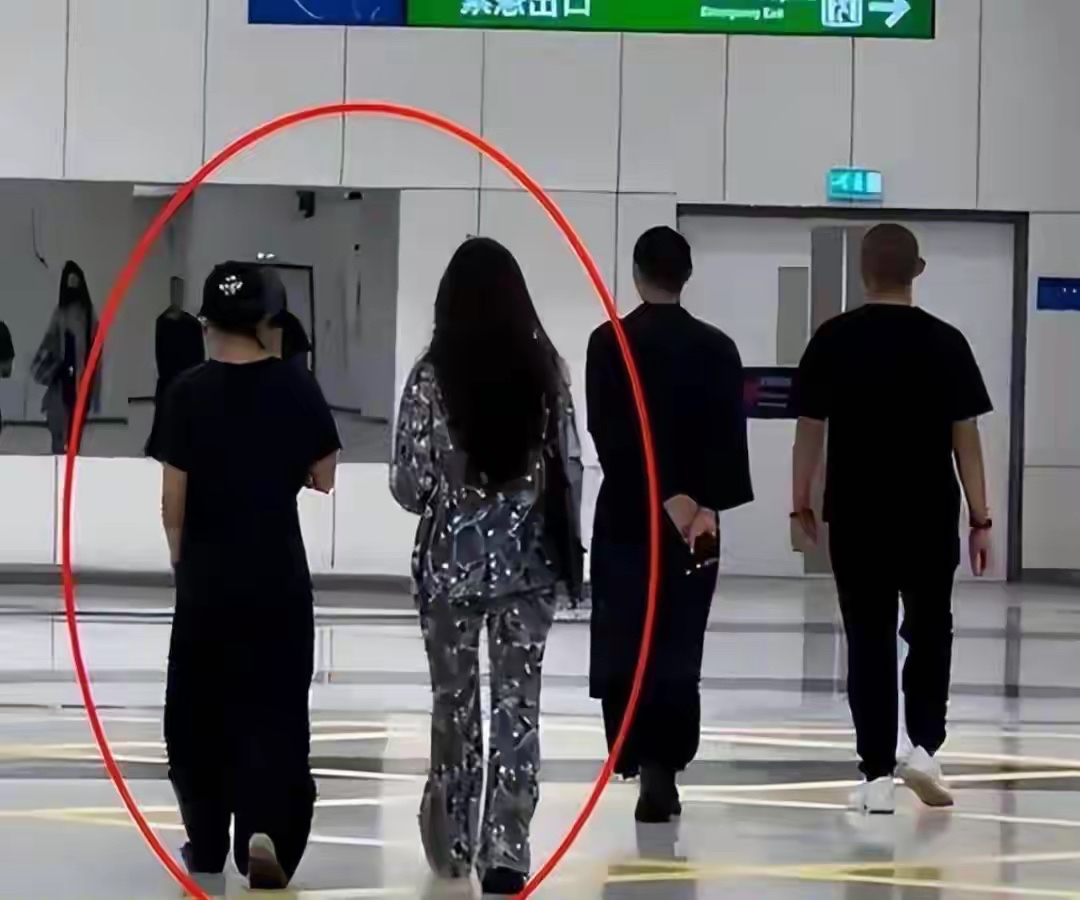 起初一双人字拖，把窦靖童和宋妍霏又一次焊在了热搜上。

8月10日北京机场，两人前后脚走出来——同一趟航班，同款黑色人字拖，同款阔腿裤松弛范儿。全程没并肩没互动，可全网已经替她们脑补完了一整部剧。

为啥网友这么敏感？三年攒出来的“实锤感”太密了。2023年拍《她的生存之道》相识，此后同框密集得离谱