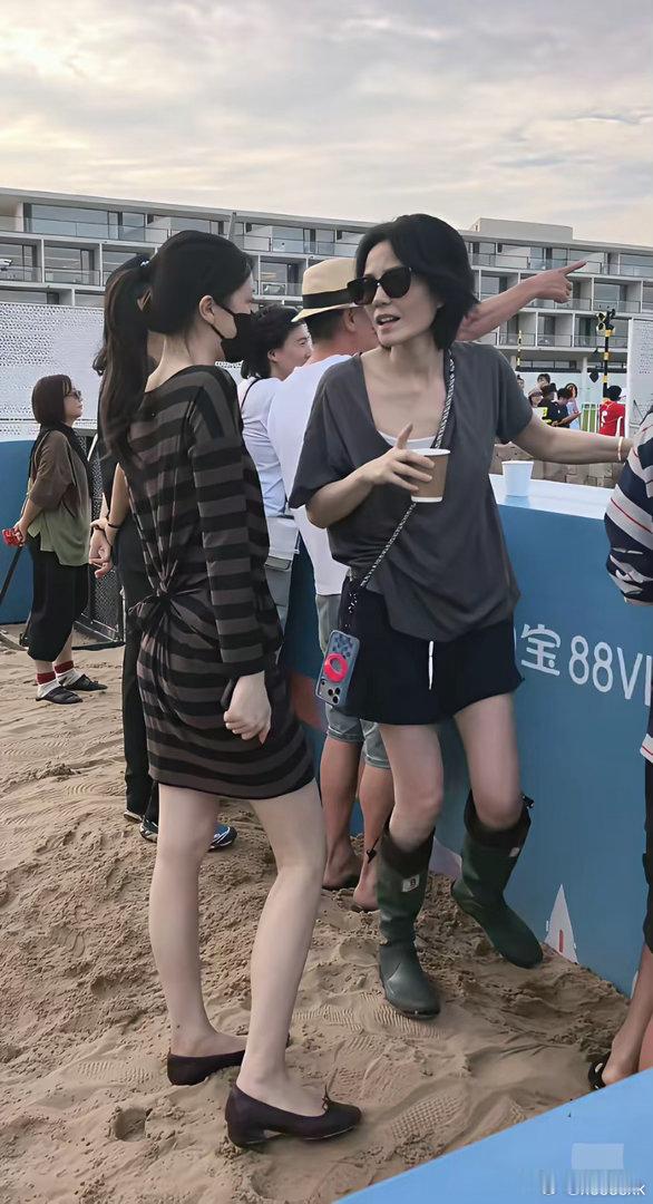 57岁的王菲现身阿那亚音乐节，人又高又瘦，打扮特新潮像个小姑娘似的，难怪王菲前夫李亚鹏总爱称:我的高中女生。 ​