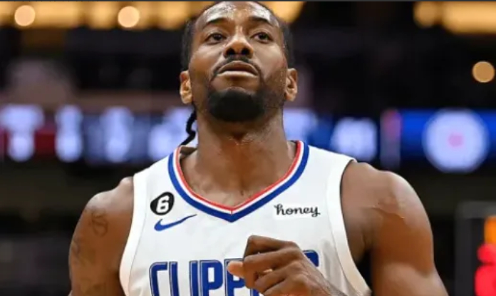 Weinbach：预计快船将在训练营开始前将伦纳德送回猛龙

据ESPN Shams报道，NBA已经就洛杉矶快船队涉及科怀-伦纳德的规避工资帽调查作出裁决。经过长达一年的调查，联盟决定没收快船5个未来首轮签，并对老板史蒂夫-鲍尔默处以3000万美元罚款，同时对鲍尔默、篮球运营总裁劳伦斯-弗兰克以及球队总裁吉莉 ​