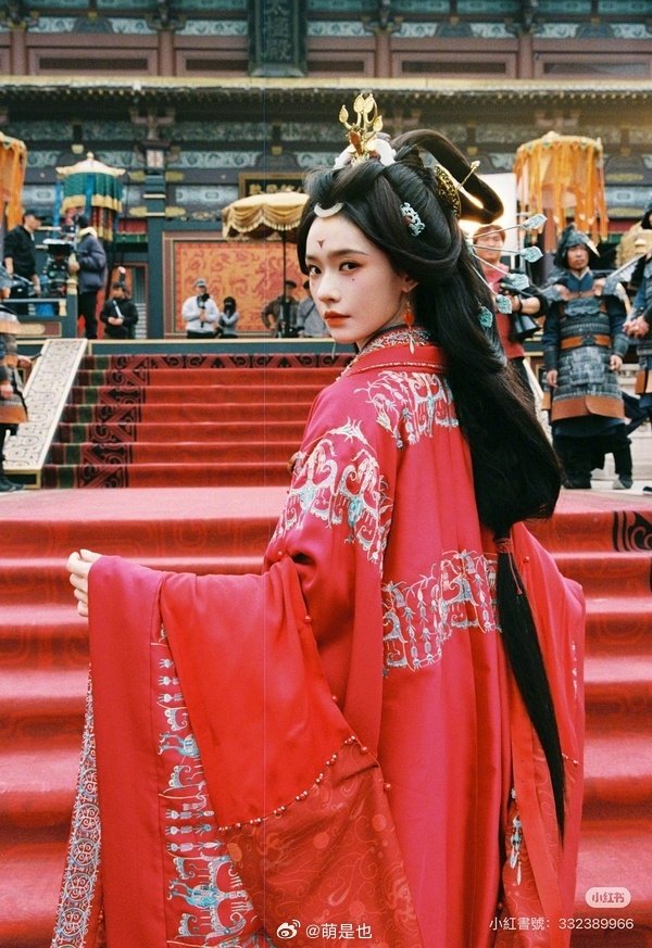 卢昱晓刺棠和林允归鸾妆造真的好像
风格和造型几乎没差别，唯一区别就是女主建模云泥之别 ​
