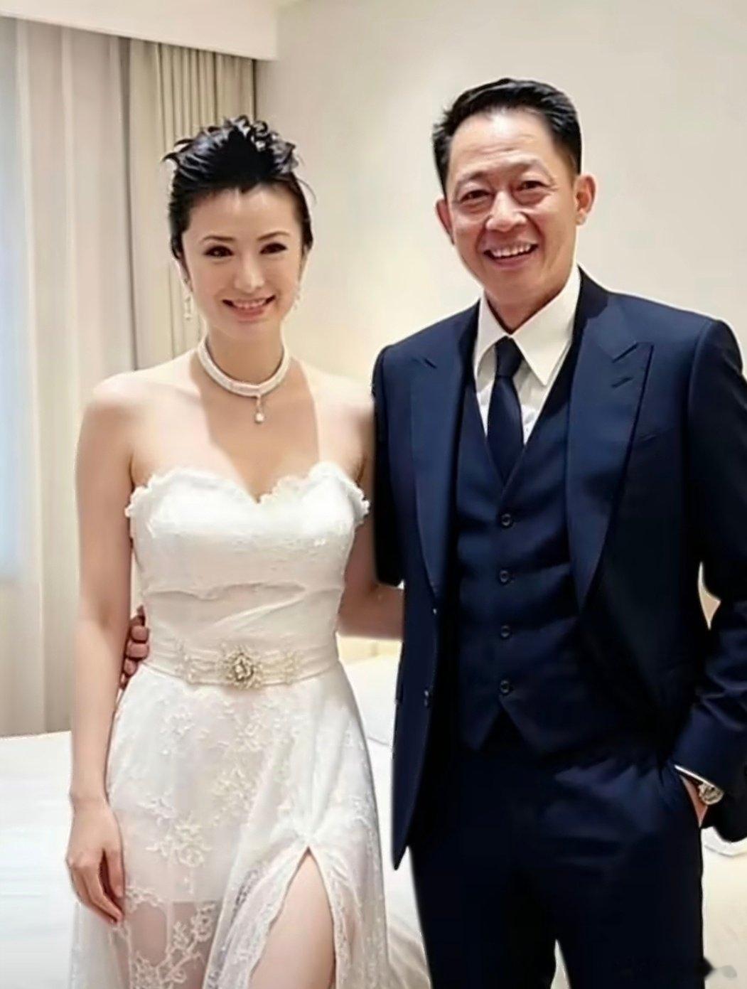 2008年，42岁的王志文官宣结婚，迎娶的是身家5亿的女富豪陈坚红。娶的这位是兰博基尼中国区执行总裁，好像还是女的倒追，王志文本来是不婚主义，看来还是被对方打动了 ​