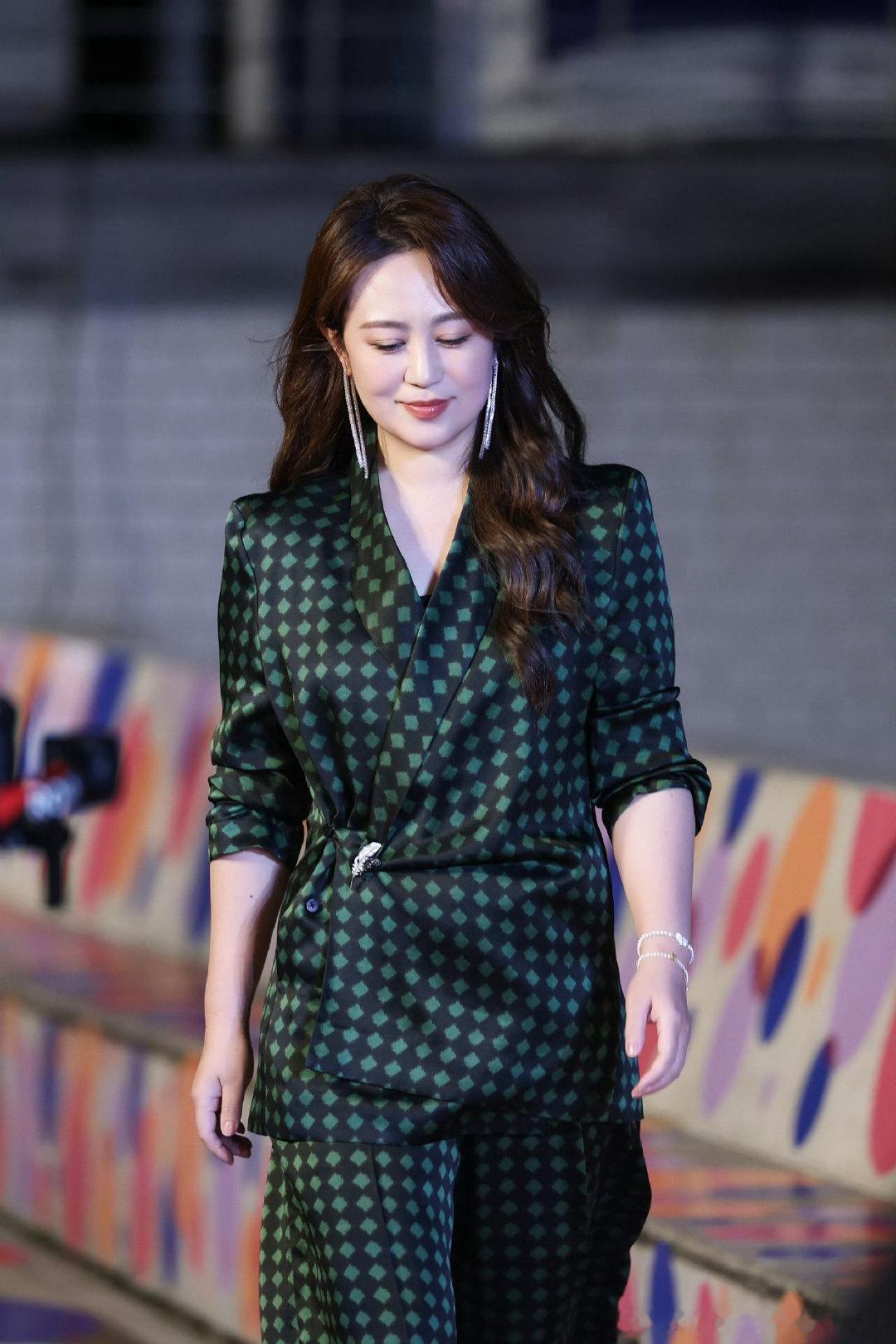 #马丽[超话]#  ml#马丽超级美# ml#马丽美我一大跳# 

其实我很嫉妒你身边的人 为什么他们很轻易就可以见到你 而我却要等有时间 等有钱 等以后

​