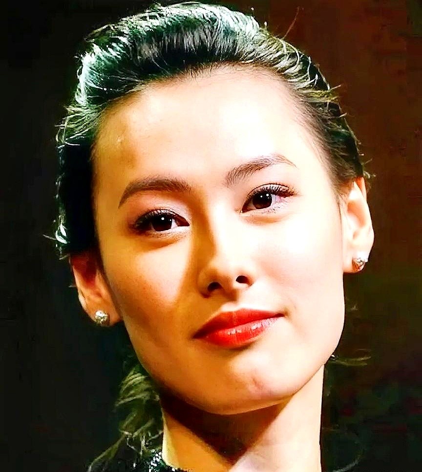 16岁的李长治在台上打棍术，李泽楷居然坐在场边从头看到尾。

这孩子身上真没有豪门的紧绷感。大儿子打比赛不怯场，双胞胎弟弟滑雪、足球奖牌拿了一堆，三兄弟没一个想进娱乐圈混脸熟。

梁洛施当年分手后自己一手带大三个儿子，不娇惯，更不急着带孩子露脸变现，全放去运动场摸爬滚打。

比起急着把二代推到台前铺