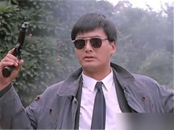小马哥最初就是个客串，周润发拿的片酬连半部电影都不到。
林子祥档期冲突，郑浩南要去拍《刀马旦》，这角色才落到票房毒药周润发头上。没人看好他，计件工资，拍一天算一天。结果他直接跟吴宇森撂话：不用跟我计日数，随便拍。
黑风衣是他自己搭的，嚼火柴棍是他自己加的，我等了三年是即兴改的词。他把那几年没人找