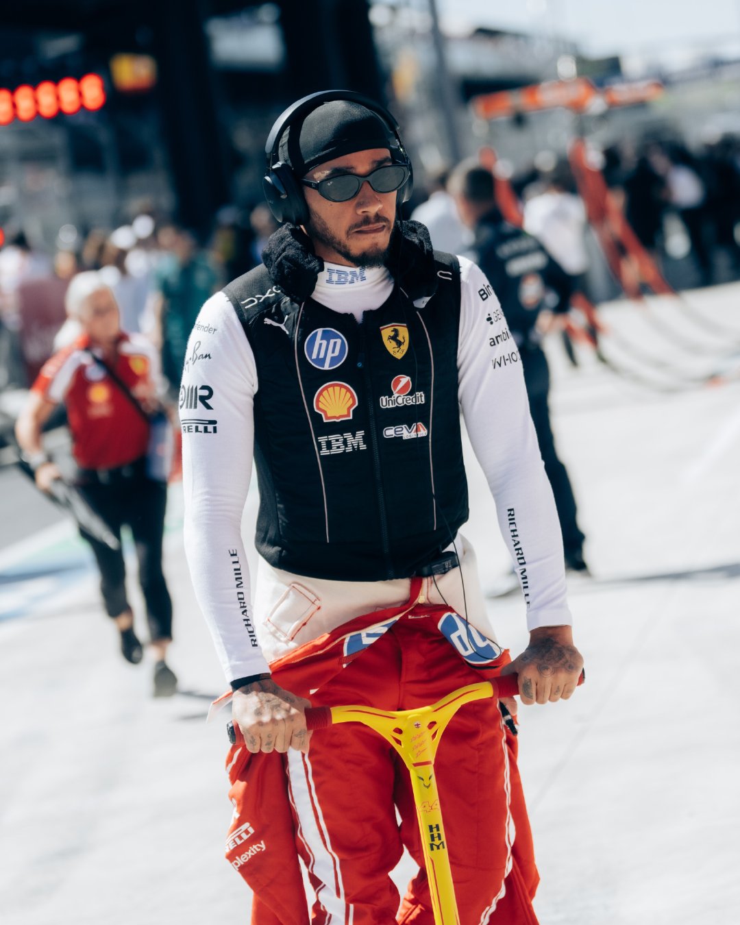 换个角度，重温马德里周日的不同瞬间📸

#法拉利F1车队[超话]##F1[超话]# ​