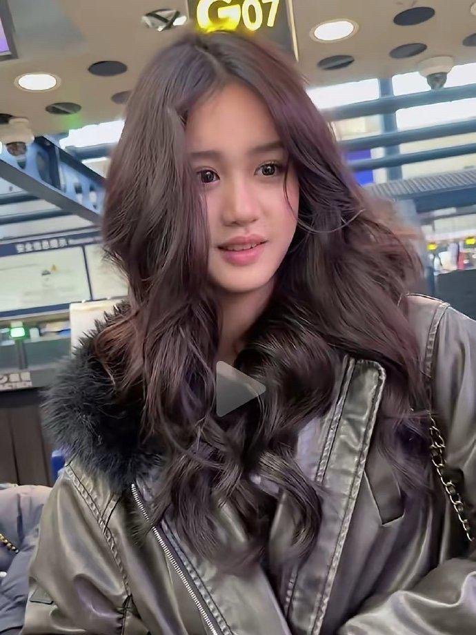 钟丽缇的二女儿，张思捷，完美遗传妈妈的巅峰颜值，真是无限循环的美貌，太绝了…​