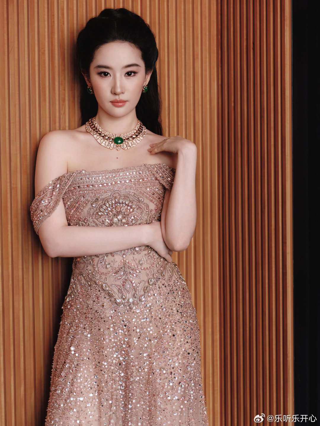 #宝格丽闪耀上海# 美人与美珠宝的正确组合方式，昨夜一次看全。把翠绿高珠戴出浑然天成的贵气，把祖母绿戴出斯文的味道，把红宝石戴成气场的战袍，把深蓝珠宝戴出矜贵英气，把珠宝戴成岁月的注脚。美貌是1，珠宝是后面的无数个0。 ​