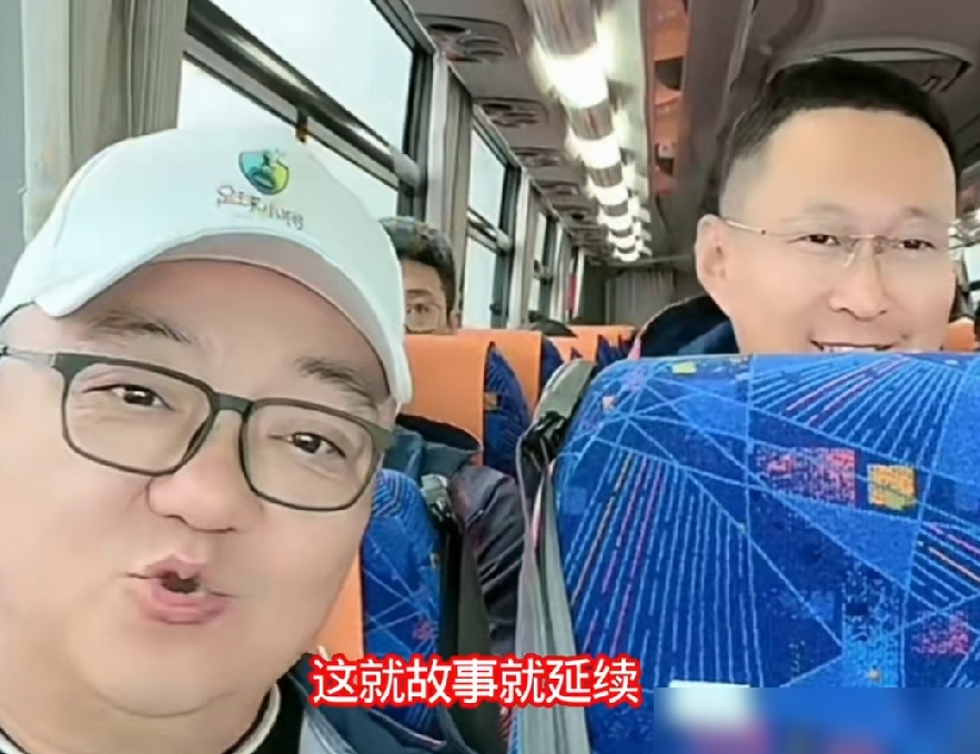 董路直播里扔了句话，说C罗其实是为梅西活着的。梅西一有风吹草动，C罗立马就跟着使劲儿。梅西说退了，他觉得自己机会来了，盘算着葡萄牙拿个世界杯，就能追上那个指标。外人把他俩架成死对头，董路说他是入戏太深。41岁了，钱和名都到了顶，日子还是被另一个人牵着走，没有自己的笃定。这让我想起西班牙踢球的那些中国