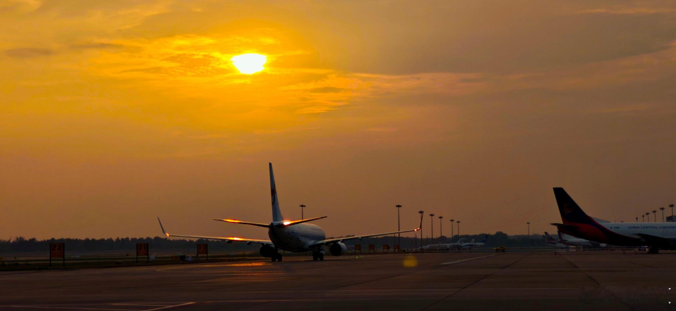 昨天晚上拍的落日🌇
📷 Redmi K90
#飞机##晚霞##落日##摄影##手机摄影#  ​