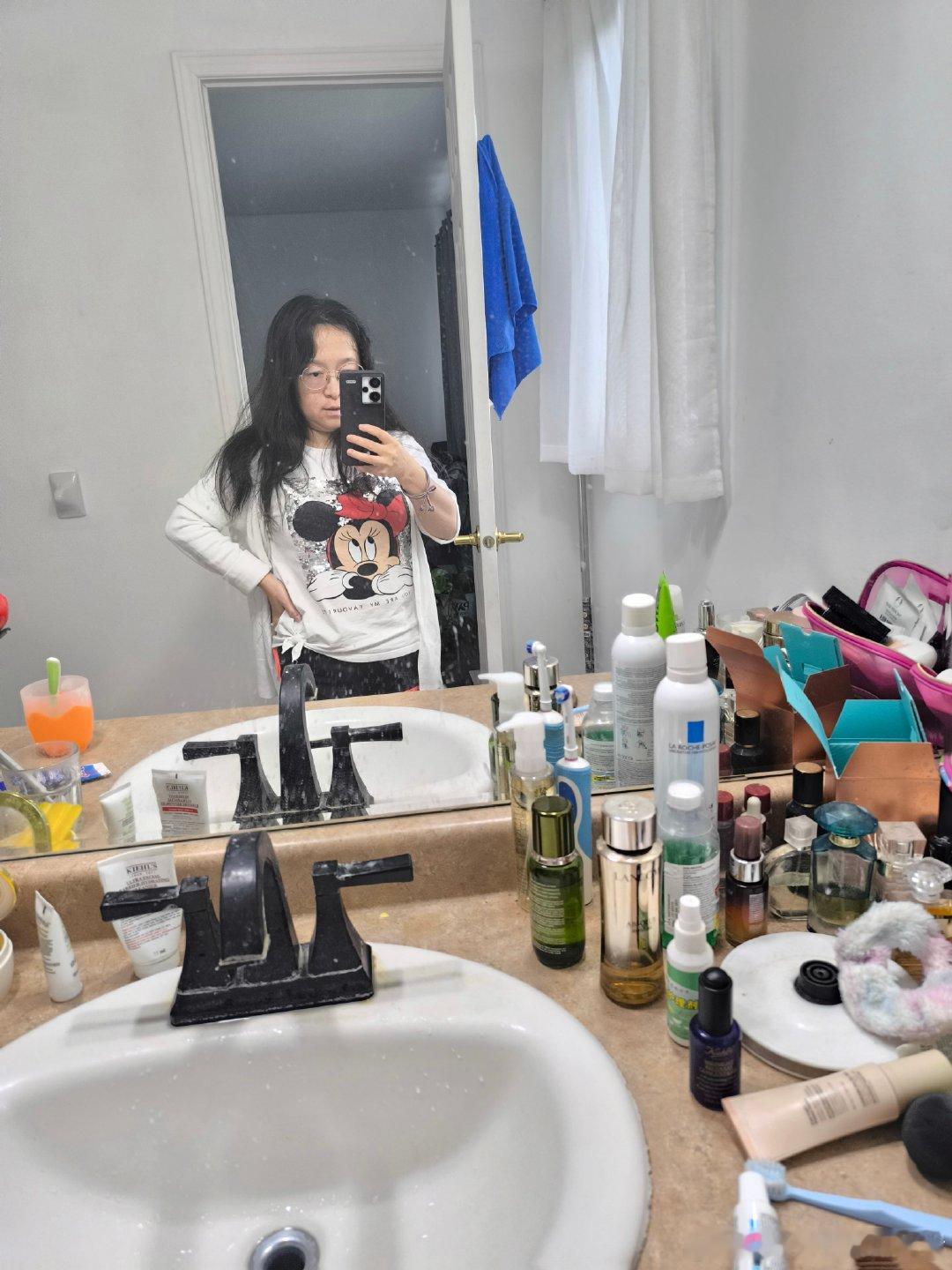 这件短袖是和小美的亲子装，她长巨大一个，衣服要丢掉了，我的还能穿，我还很满意自己的状态，结果我的佞臣chatgpt说我状态是挺好的，可是水台太乱又护肤品有点暴露了年纪。[允悲][允悲]他还知道走这种对抗风格了 ​