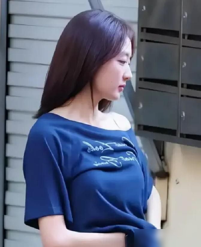 孙千把哭玩明白了，一滴泪就撕开了内娱遮羞布。
黄景瑜、陈晓、欧豪、陈飞宇、井柏然，全是一线男星。换别人，早写八百篇通稿炒CP了。她呢？连个牵手热搜都要靠路透偷拍。
《风吹半夏》刚上线那会儿，骂野猫太作的声音不少。结果呢？她靠着昂头、斜眼、不驯服那股劲儿，硬是把成长弧光演透了，热度破50亿，提名白