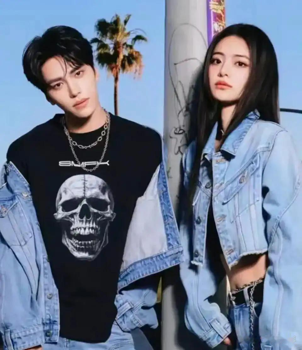 邵兵这心是操不完了，把儿子邵子恒推进了娱乐圈还不够，女儿邵子娇长那么漂亮，也跑去录制综艺了，不知道未来会不会进娱乐圈发展 ​
