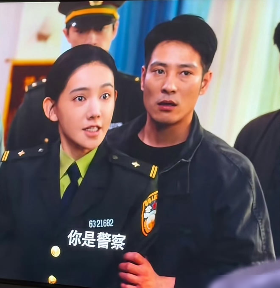 青年演员李沐宸演前传版季洁，被骂得狗血淋头。她本来是短剧女王，演惯了强情绪输出的路子，放到写实刑侦剧里，全是大吼大叫五官乱飞。
师父牺牲的戏份，她抱着尸体疯狂摇晃嘶吼，跟同组演员的沉稳表演反差拉满。原版王茜的季洁是干练飒爽的女警天花板，她外形甜美白嫩网红感重，妆造精致得完全不像90年代基层女警。
