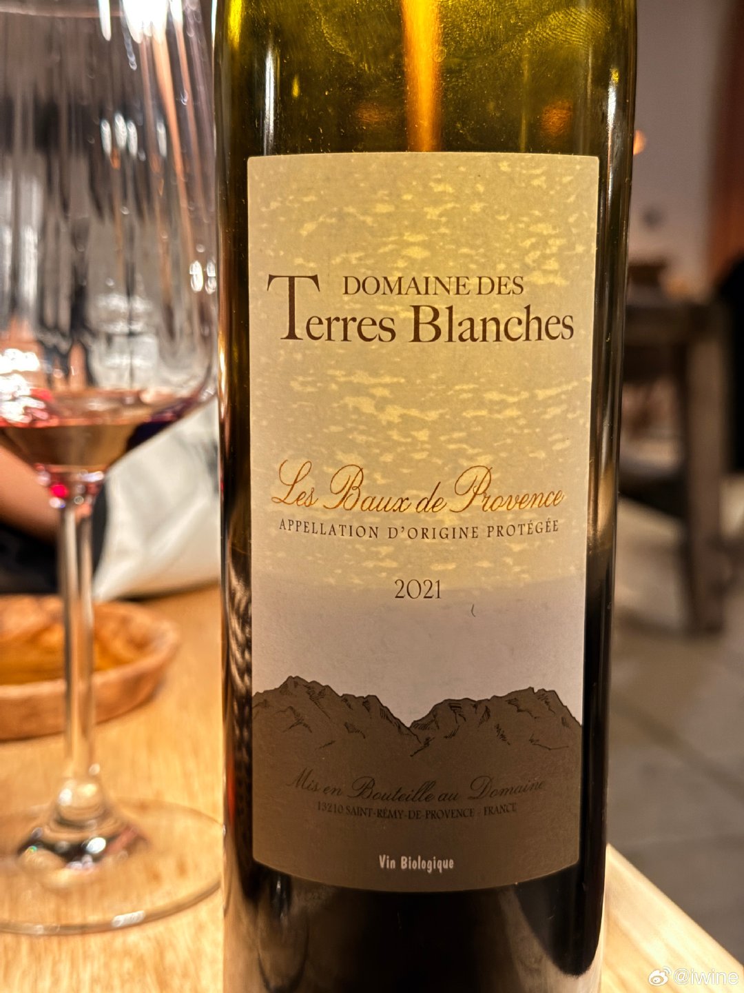 26/10/16，Le Hameau des Baux酒店餐厅Allegria晚餐，米其林指南。主厨Julie Chaix，普罗旺斯人、接受过法国顶尖餐厅训练的女主厨，曾任 La Benvengudo主厨。当季、当地、食材本味。我选的是地中海白鱼(5)，味道偏淡了。宝玉点了和我们傍晚aperitif 一样的红酒 - 2021 La Vallongue Terres Blanches！ ​