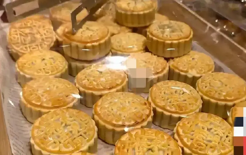 头条标题：男子网购17元月饼礼盒，拆开一看竟是散装月饼
 
中秋临近，不少人打算买月饼送礼。有男子网购了一款标价17元的月饼礼盒，本以为捡到实惠，收到货后却哭笑不得。
 
外包装看着像精致礼盒，可打开盒子才发现，里面根本没有独立礼盒包装，只是几块散装月饼简单放进去。商家打着礼盒装的名头售卖散装月饼，